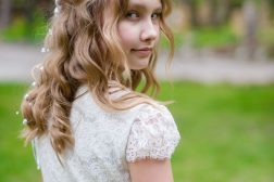 zdjęcia plenerowe podczas przyjęcia komunijnego